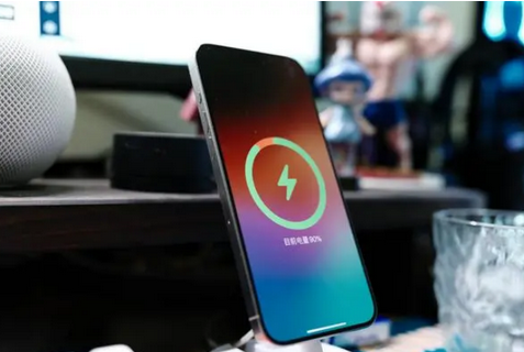 爱辉苹果15换屏服务分享用什么充电器给iPhone15充电更好 